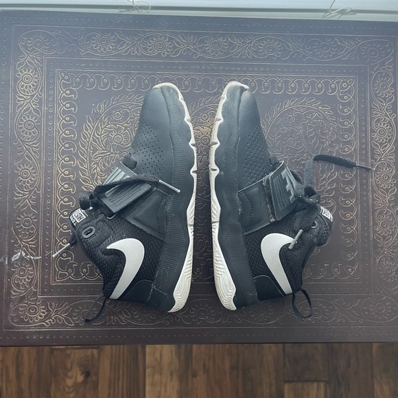 Nike Team Hustle Black Sneaker size 13 - Picture 2 of 6